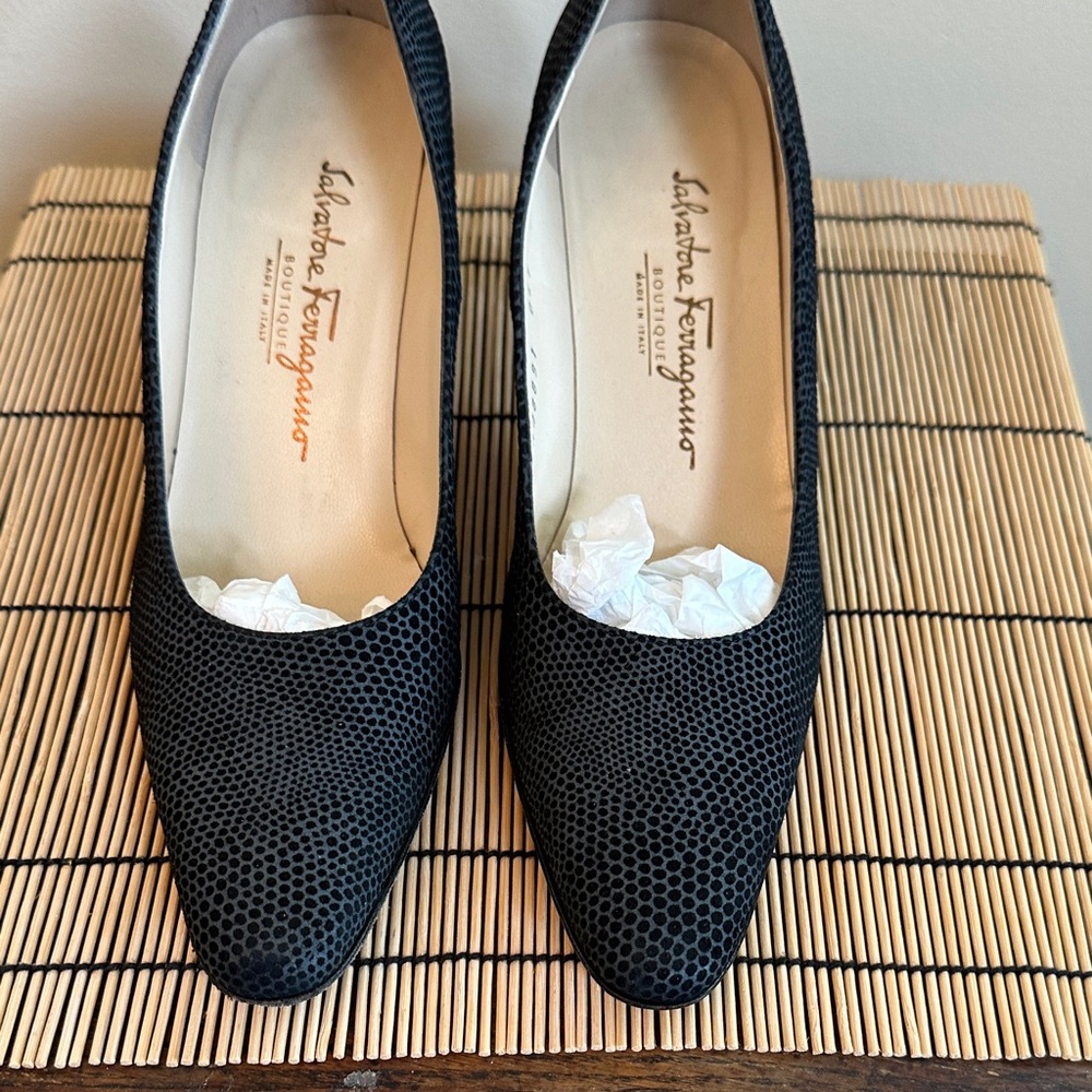 Vintage Salvatore Ferragamo Boutique Black Textured Leather Pumps  7 AA Italy